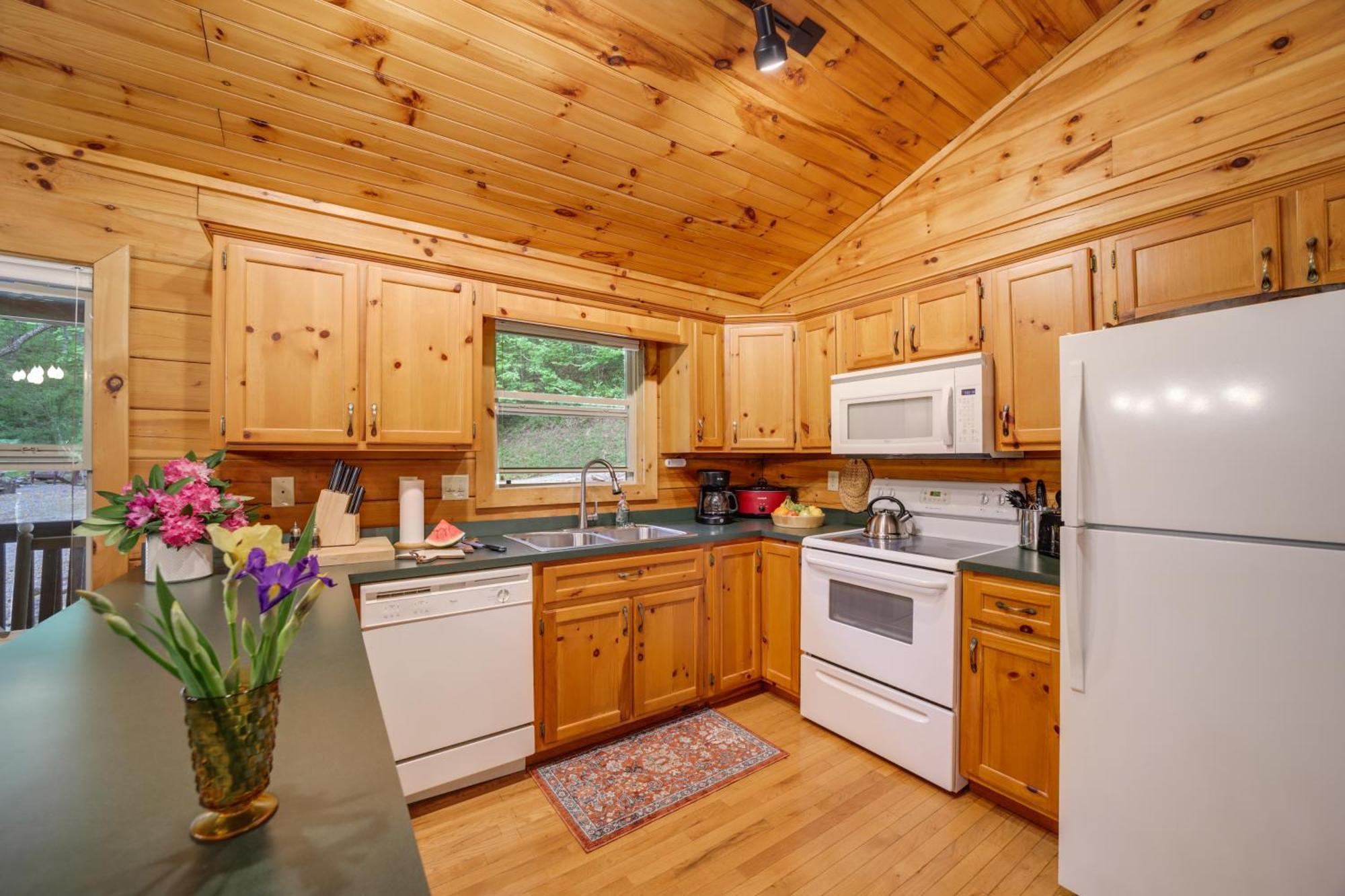 Peaceful Smoky Mountain Cabin With Deck And Fire Pit! Villa Waynesville Eksteriør billede