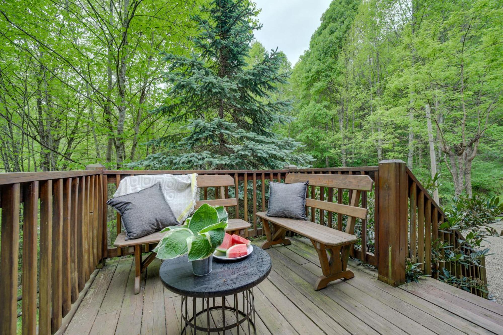 Peaceful Smoky Mountain Cabin With Deck And Fire Pit! Villa Waynesville Eksteriør billede