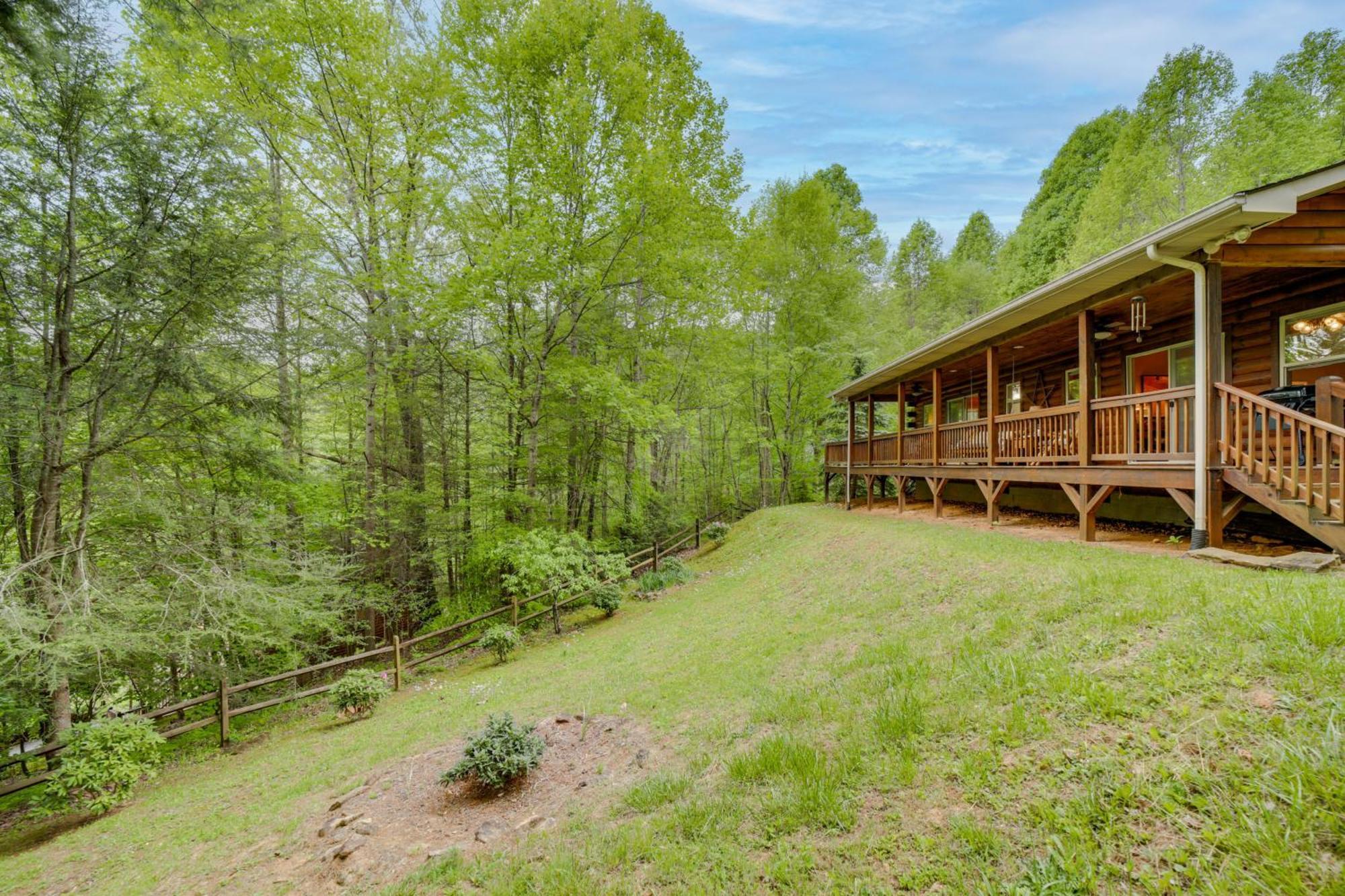 Peaceful Smoky Mountain Cabin With Deck And Fire Pit! Villa Waynesville Eksteriør billede