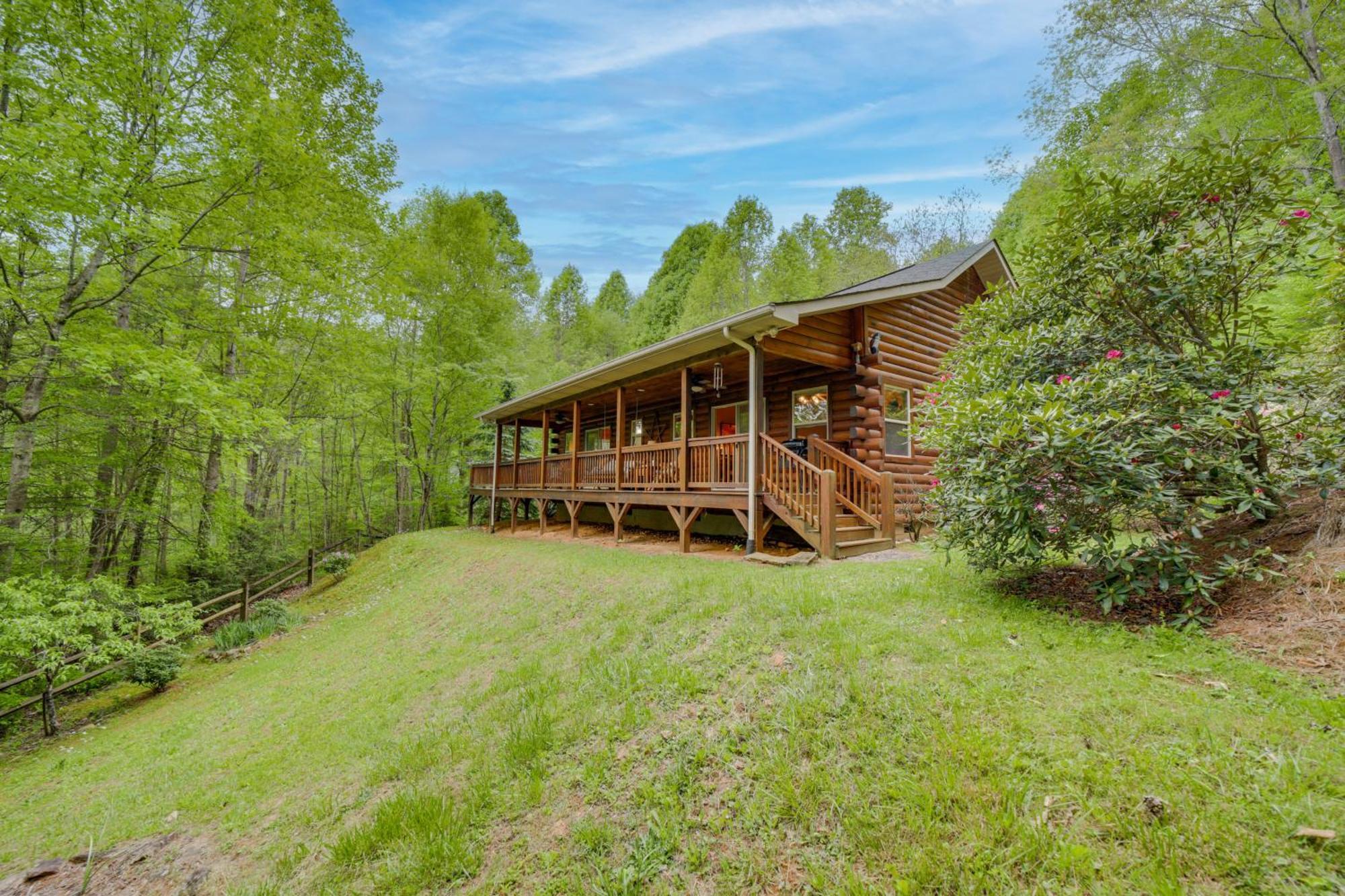 Peaceful Smoky Mountain Cabin With Deck And Fire Pit! Waynesville Eksteriør billede