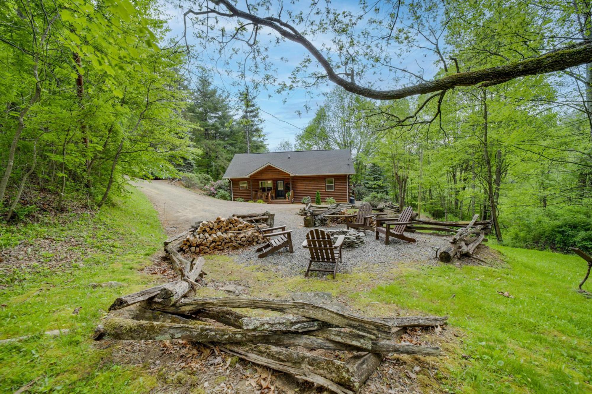 Peaceful Smoky Mountain Cabin With Deck And Fire Pit! Villa Waynesville Eksteriør billede