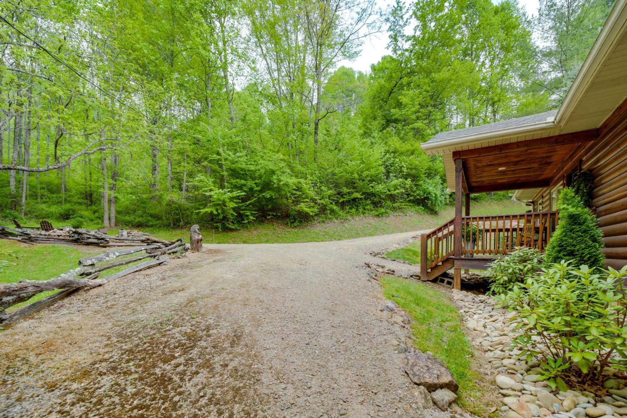 Peaceful Smoky Mountain Cabin With Deck And Fire Pit! Villa Waynesville Eksteriør billede