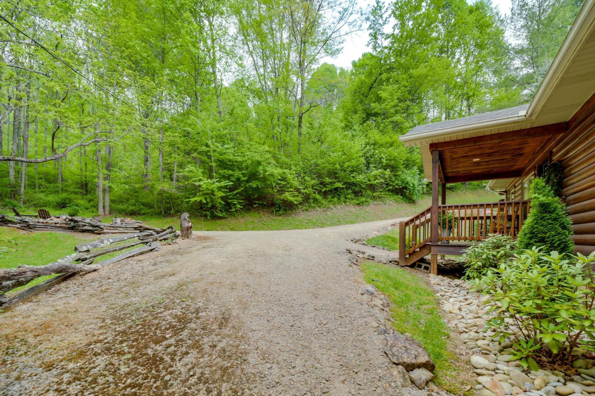Peaceful Smoky Mountain Cabin With Deck And Fire Pit! Waynesville Eksteriør billede