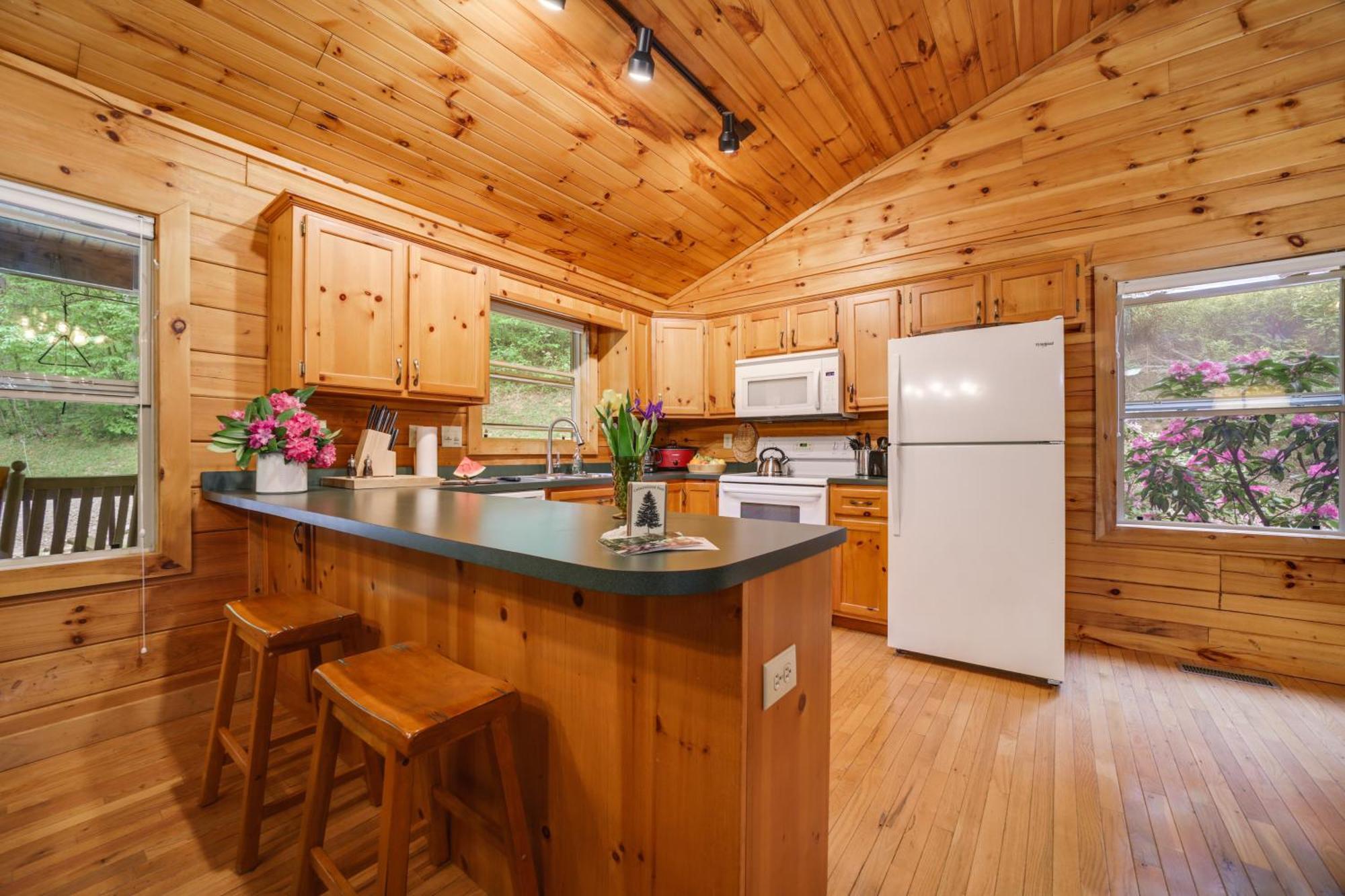 Peaceful Smoky Mountain Cabin With Deck And Fire Pit! Waynesville Eksteriør billede